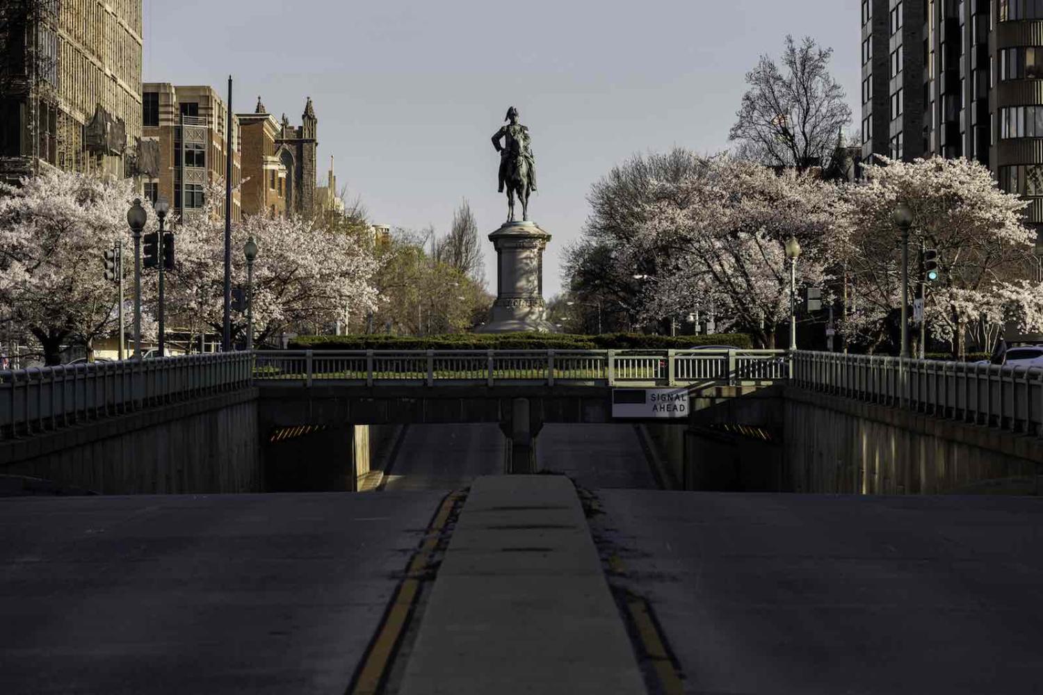 A deserted Washington street during the morning peak hour, 18 March (Aurora Samperio/NurPhoto via Getty Images)